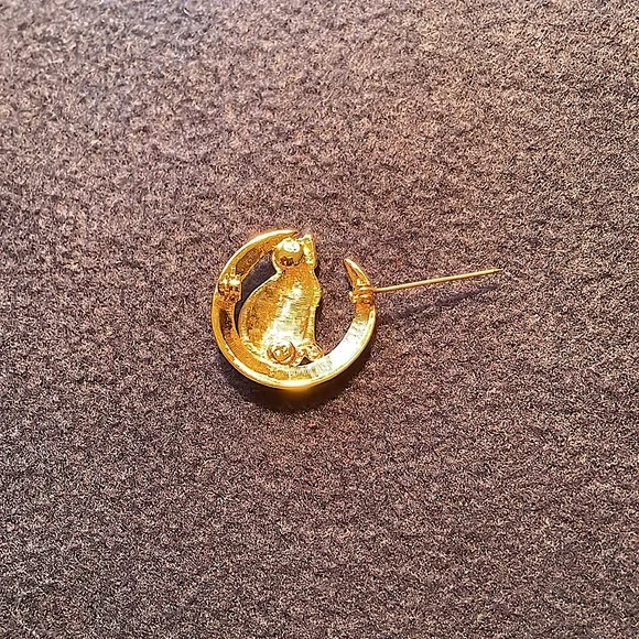 Vintage goldtone metal and rhinestone cat pin. Green eyes. Sturdy clasp. Cute! - Picture 3 of 4